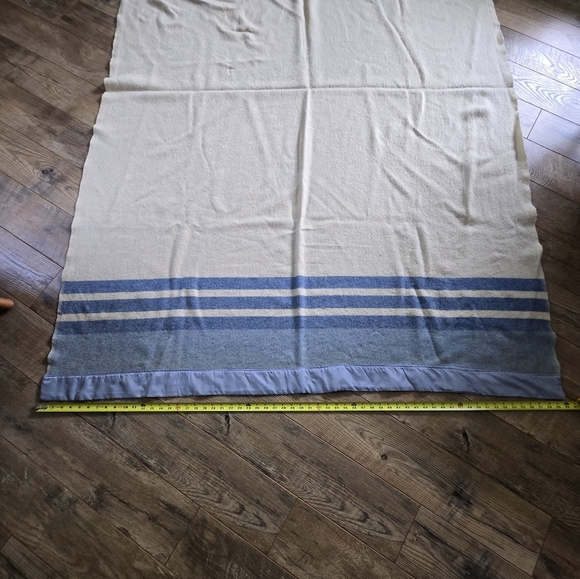 Laurentian By Ayers Pure Wool Blue and Cream Striped Blanket, Pre Loved. - Picture 2 of 8